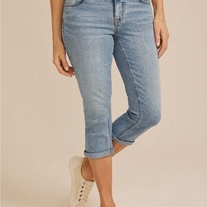 NWT Maurices Light Wash Blue Capris
